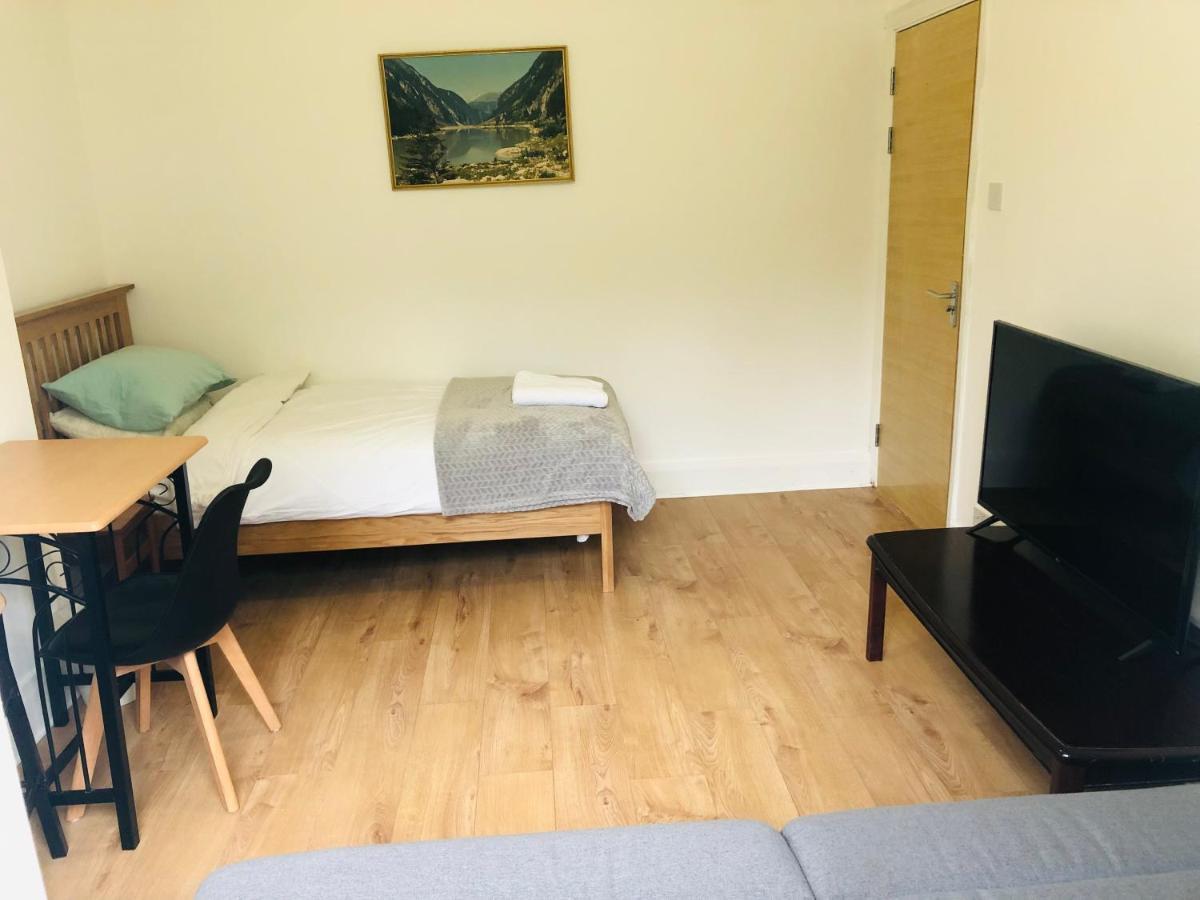 شقة Amazing Quiet Garden House Near London Luton Airport المظهر الخارجي الصورة